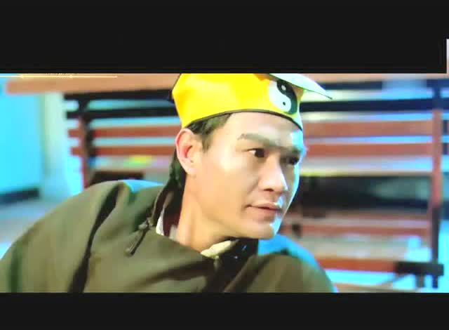 林正英经典僵尸电影午马拿出十字架变成极光剑才把四个美国僵尸干翻