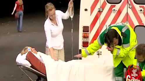 少年按美女肚子时候 美女不停地放屁 场面太尴尬了