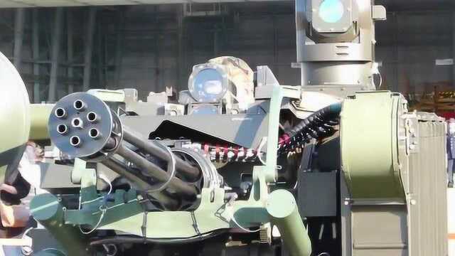 m163式20mm6管火神高射炮射击装甲车能射成筛子