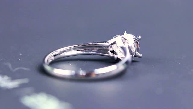 钻戒2017年02月24日36次播放全城热恋钻石商场炫彩钻石饰品2017年02月