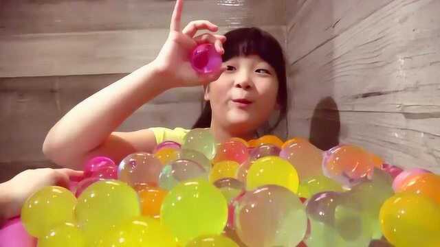 超大水晶宝宝,小女孩玩的超开心