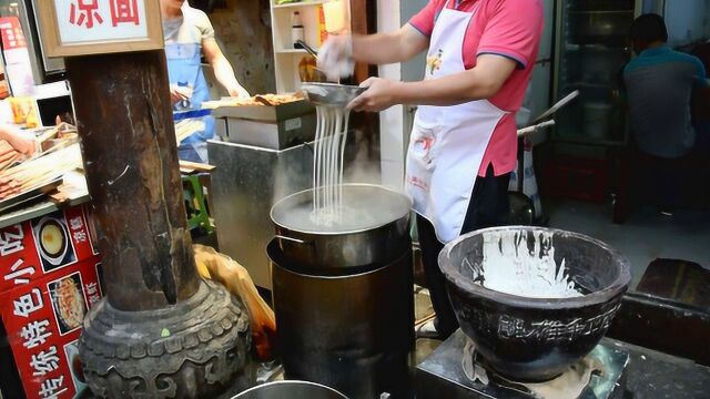 实拍重庆手工酸辣粉条制作过程,看得我都饿了