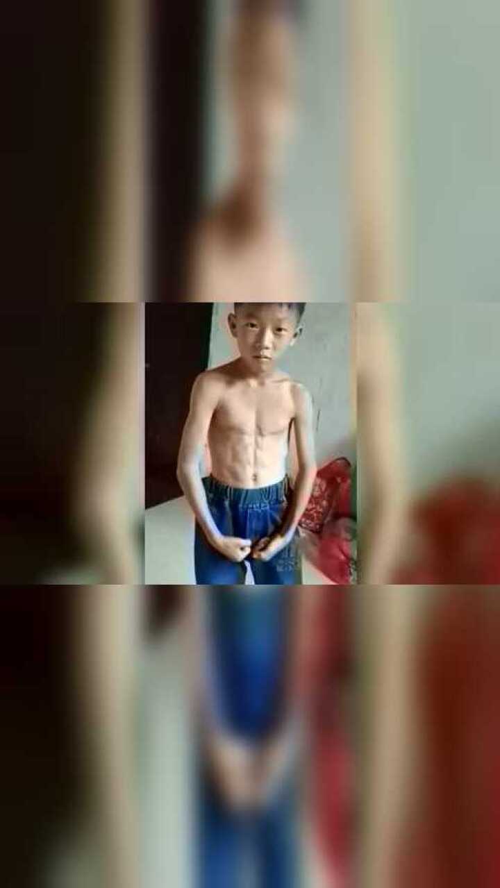 小学生秀肌肉露腹肌_高清