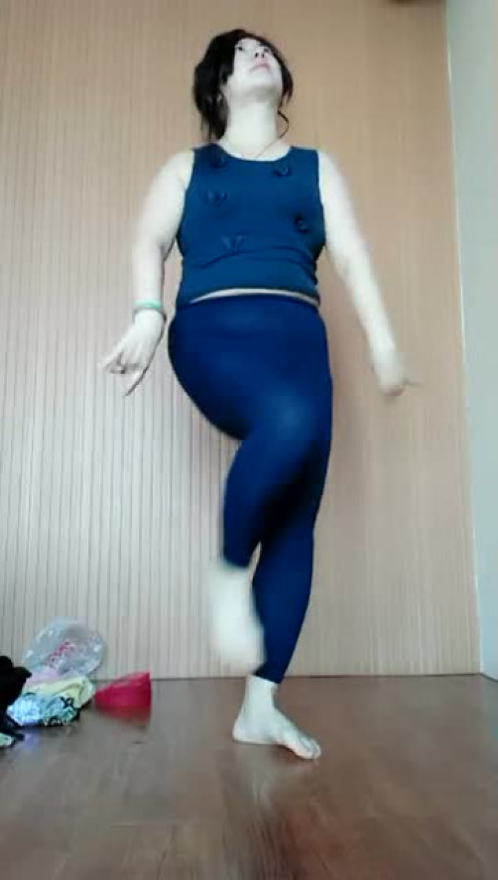 微胖的大妈这样穿搭衬衣紧身裤跳广场舞真是时尚个性