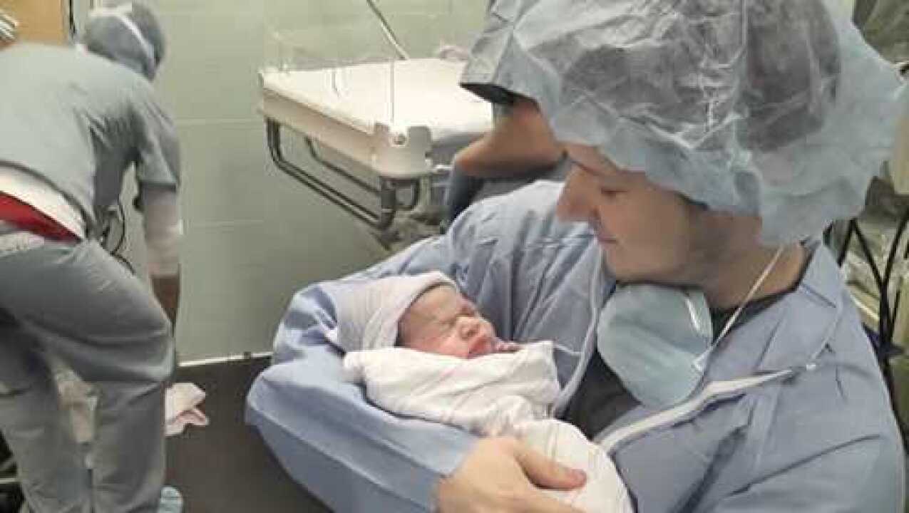 爸爸在产房里抱着刚出生的小宝宝,太有爱了_腾讯视频