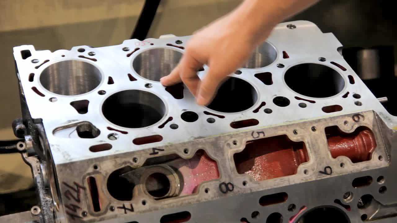 奥迪w12 发动机  镗缸