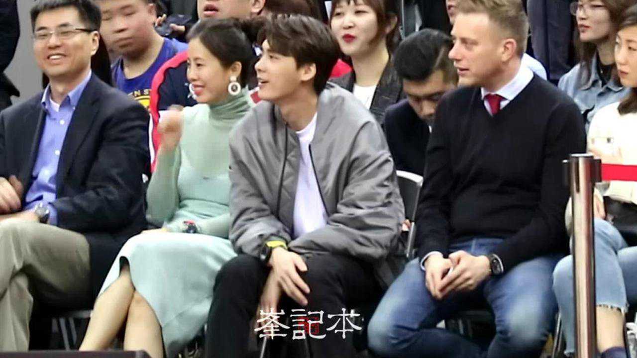 李易峰台下观看cba全明星赛峰记本饭拍全程180114