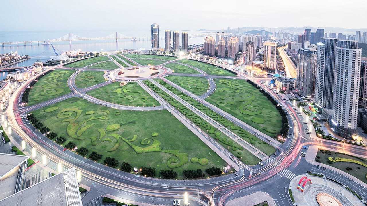 世界最大城市广场,比四个天安门还大,竟是用垃圾填海造的!