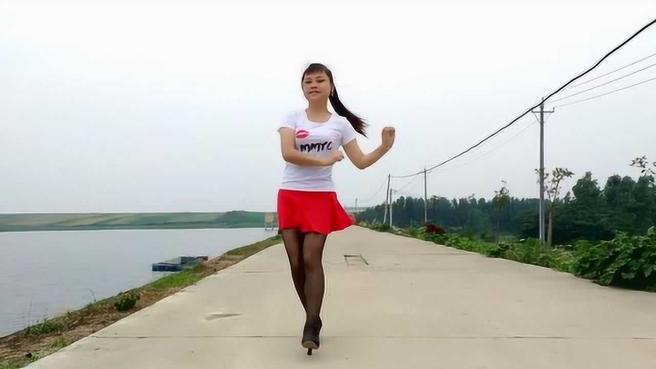 黑丝美女在田间地头跳广场舞_腾讯视频