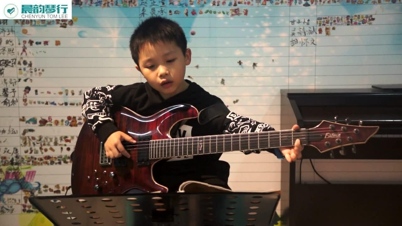 帅气小男孩弹吉他