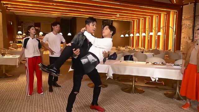 韩东君把陈瑶公主抱甩起来,刘维给自己挖坑也要被抱,陈瑶笑喷了@音乐