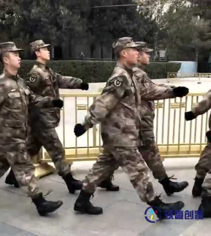 实拍解放军战士齐步走,步伐一致,如同一人,铿锵有力_高清1080P在线观看平台_腾讯视频