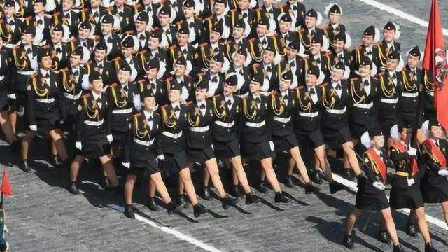 俄罗斯女兵仪仗队的正步走的很自然脸上的笑容很甜