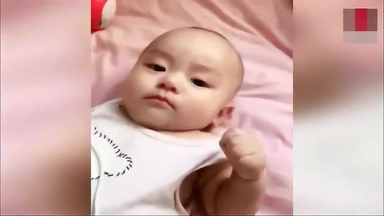 小宝宝尿尿在床上了，还装着一脸无辜，太逗了_高清