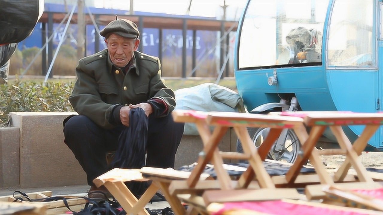 农村80岁老木匠大儿子都63岁他还没退休一个马扎可以坐好多年