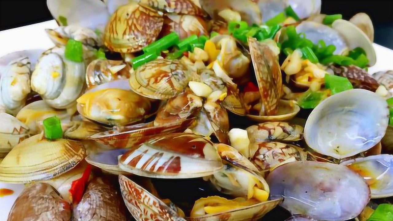 家庭制作葱油花蛤最后一步最关键女儿等不及几分钟就给干完了