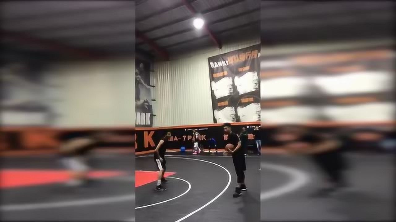 3x3黄金联赛黄宇军篮球场上1on1单挑防守球员