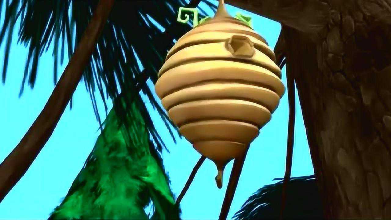 熊出没笨熊二投巨石掏蜂窝被一群马蜂追杀