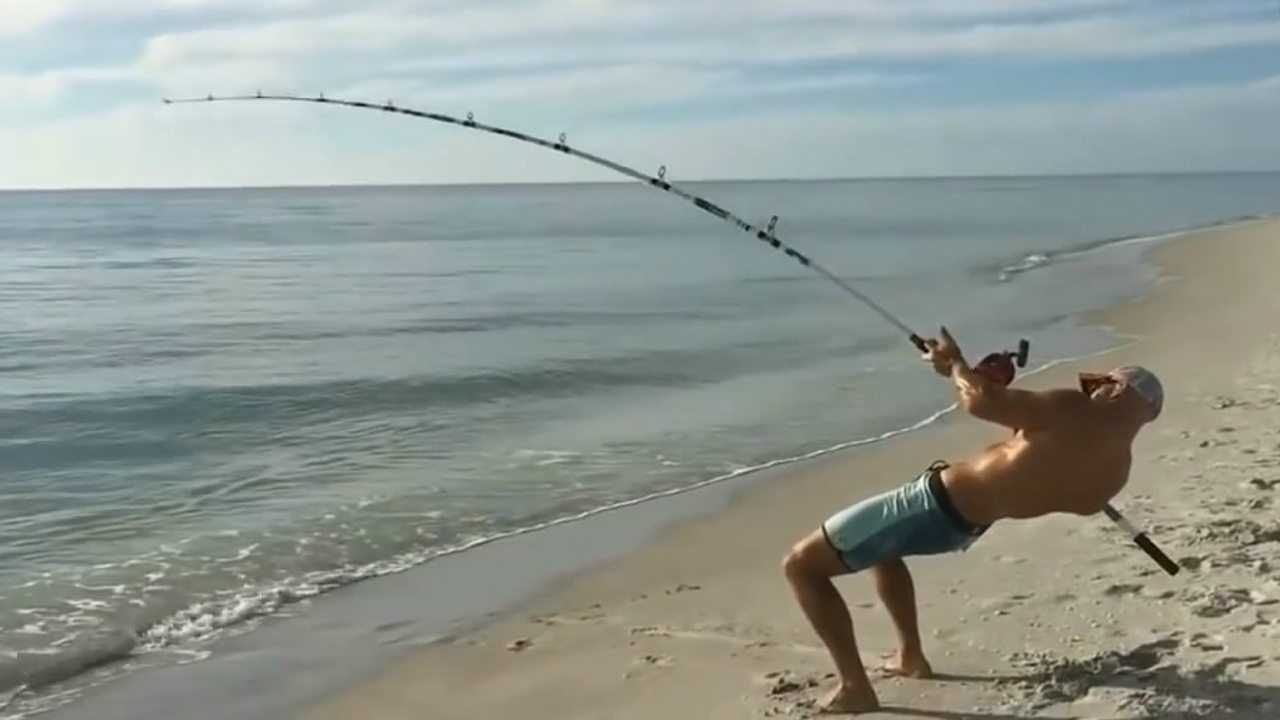 最帅钓鱼姿势,能有这动作,钓的都是大鱼