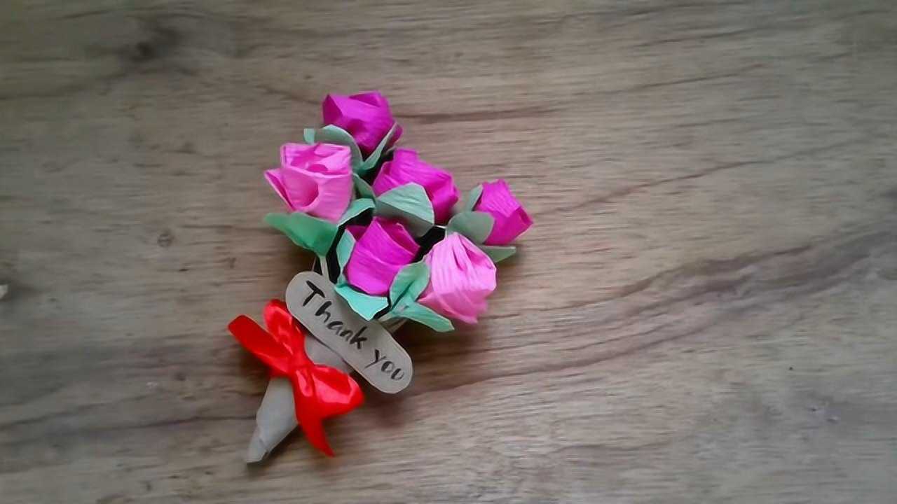 幼儿母亲节折纸手工礼物,皱纹纸制作粉色玫瑰花束送给妈妈