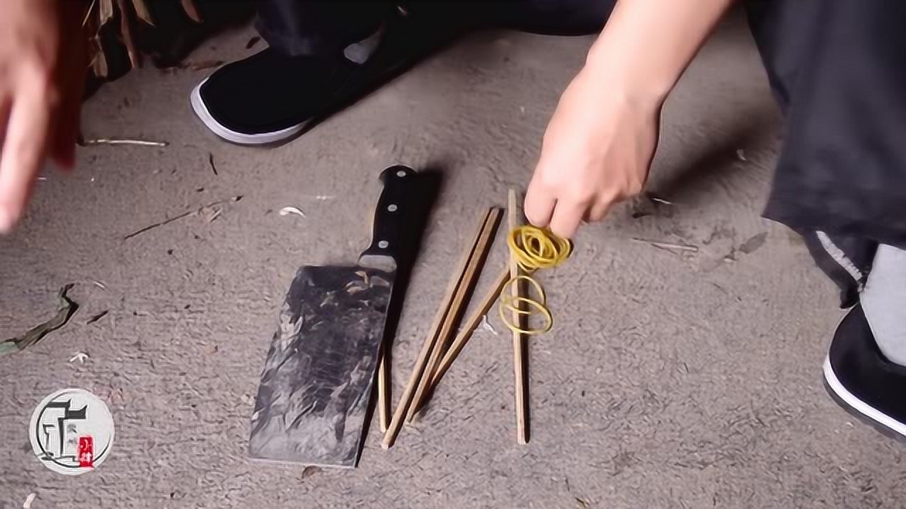 小时候农村小伙伴们的打苍蝇神器3根筷子就能做成的苍蝇枪