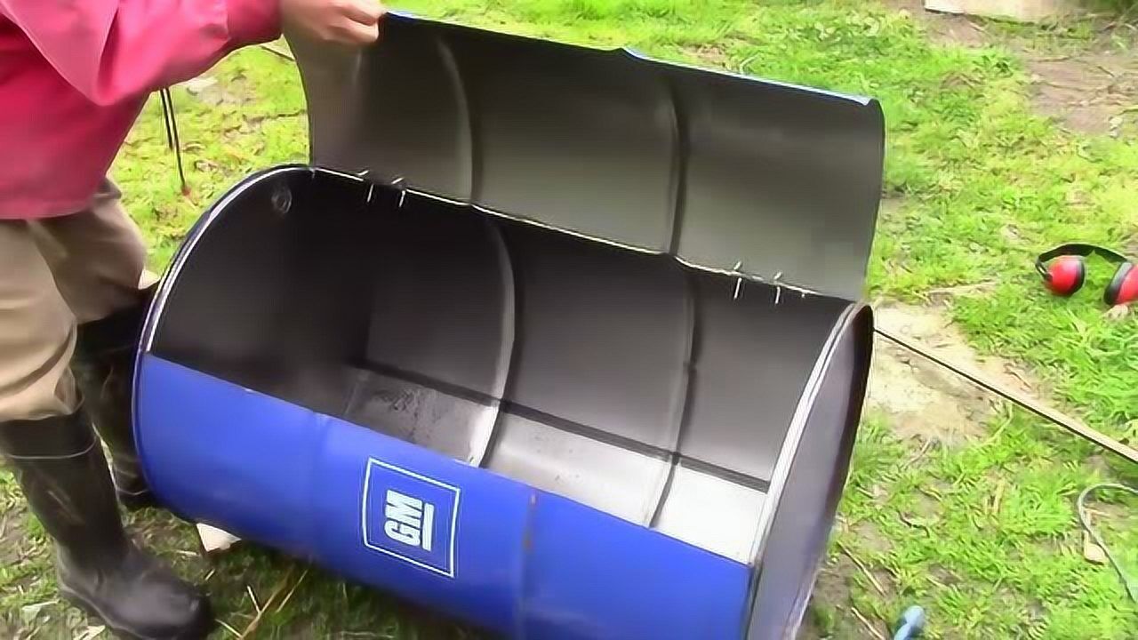 把油桶改造成烧烤炉家庭聚会就能派上用场还真是实用