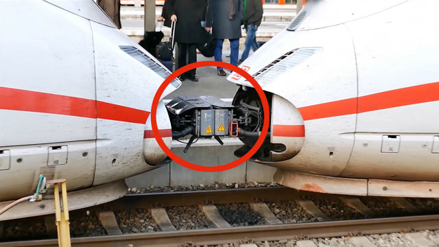 高铁在行驶前,两车厢连接处是如何工作的?一般人看不懂