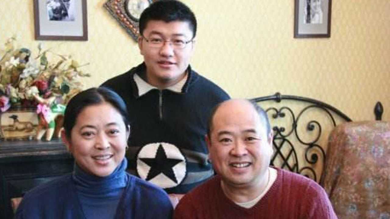 59岁倪萍全家福照第三任导演老公很有才18岁儿子重病已痊愈