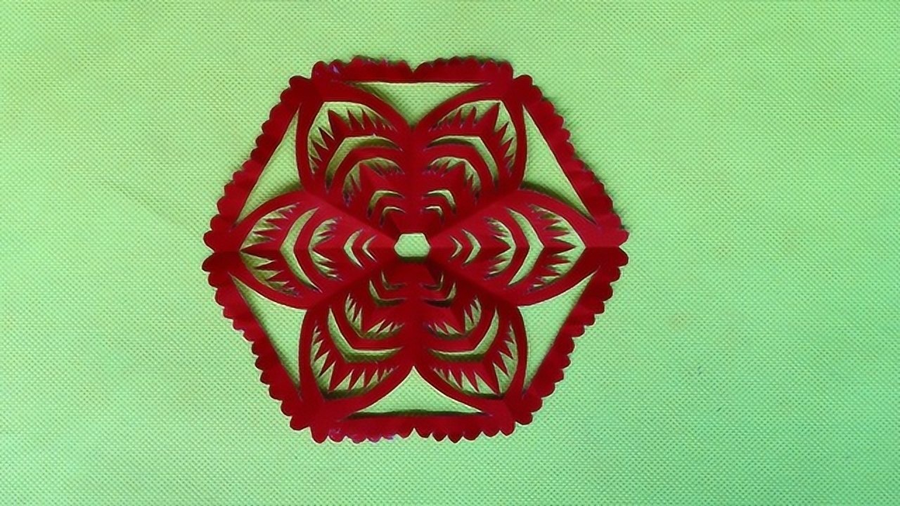 六折团花剪纸贴在房间做装饰也很美试着剪个吧