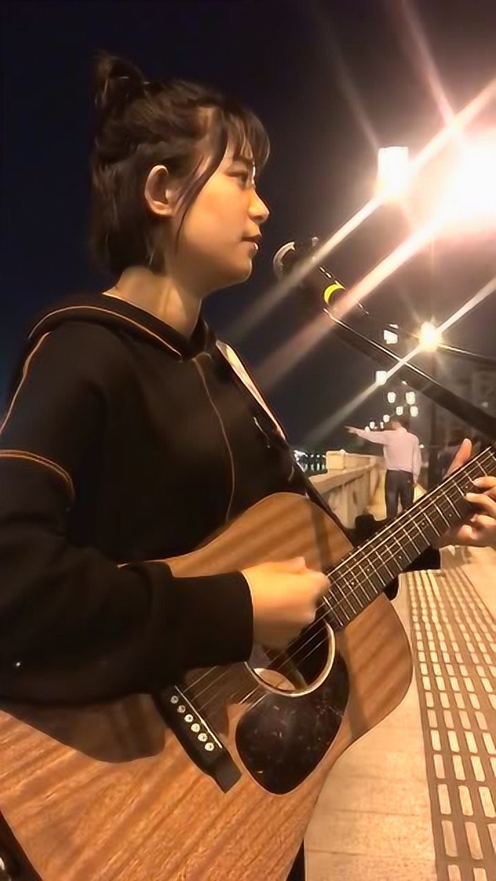 花粉爱娱乐:姑娘街头弹吉他唱《像风一样自由》,太潇洒了!