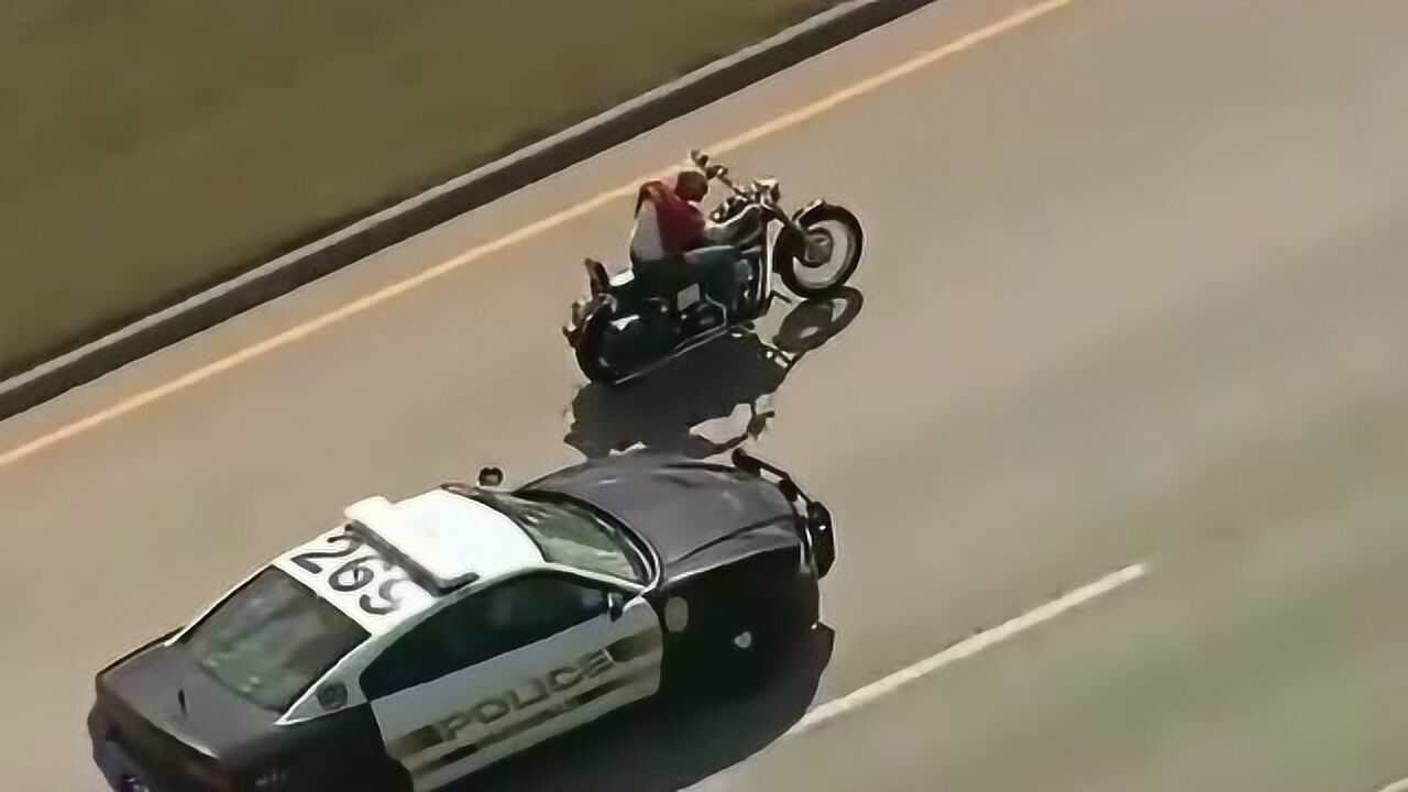 警车高速狂追摩托车,哥们儿何必呢?怪费油的!