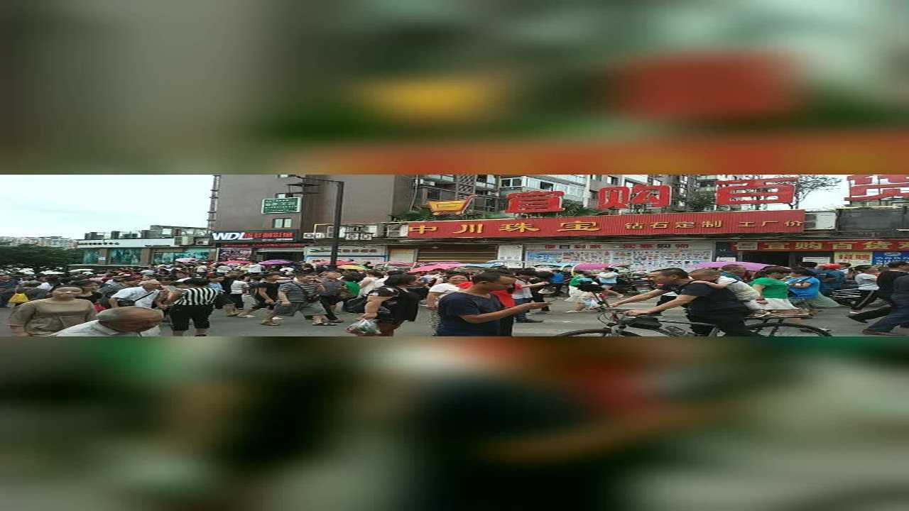 围观群众拥堵街道