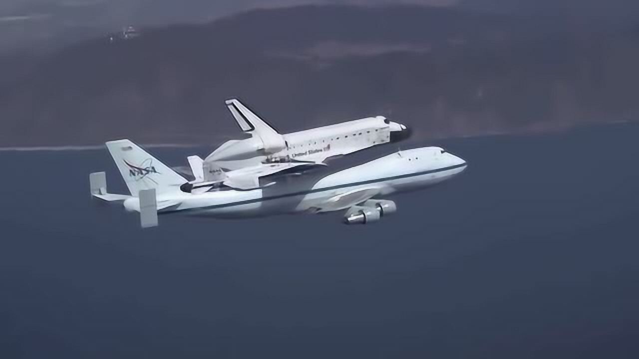 大飞机背着一个小飞机!飞行员技术真牛!