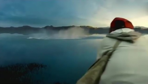 小胖墩在湖边扔石子，刚扔完就激起巨大漩涡，大喊：水里有妖怪！