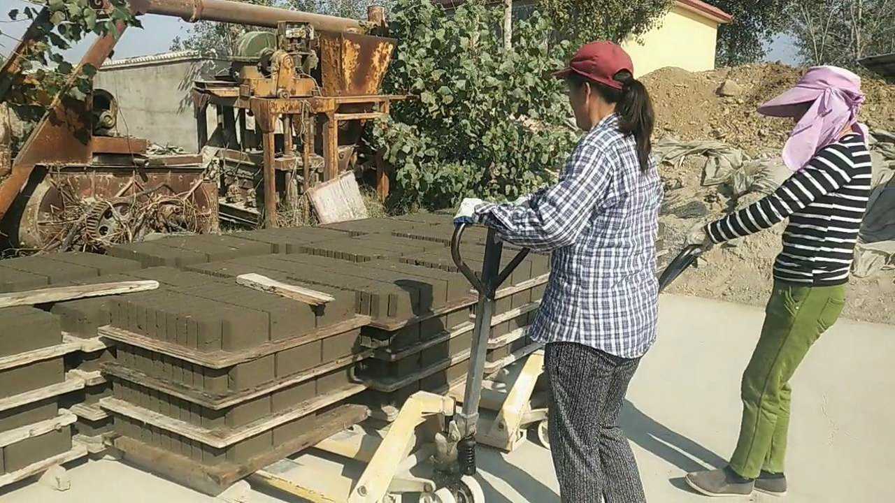 实拍农村砖厂制作全过程,这工作你觉得辛苦吗,有没有来搬砖的?_高清1080P在线观看平台_腾讯视频