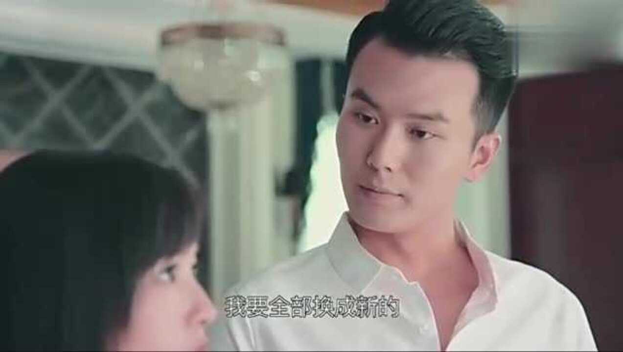 阮清恬正在打电话,任浩铭的出现让她慌忙把手机藏了起来