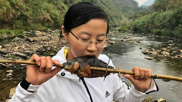 河里叉鱼翻螃蟹,往火里一烤洒上辣椒粉,好吃的满嘴流油