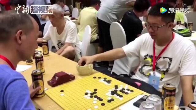 广西南宁现啤酒围棋赛喝酒或赢棋均可积分