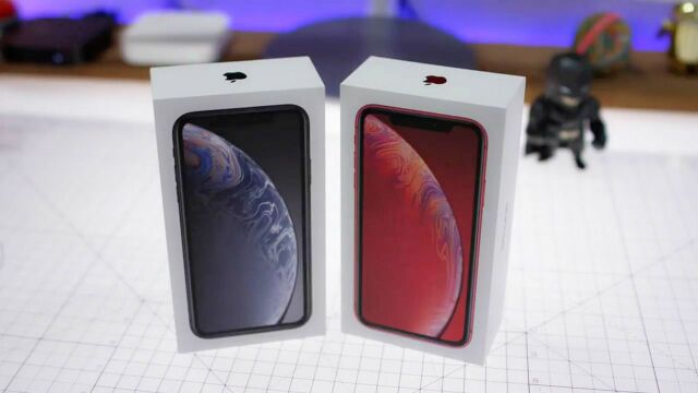 红色苹果 iPhone XR 开箱,红色苹果拿在手上颜值爆棚