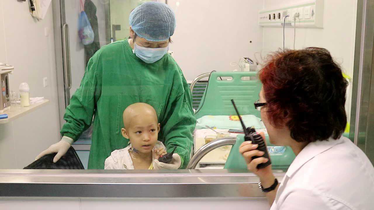 北京儿研所附属医院血液科主任师晓东来到移植仓看望吴嘉茵