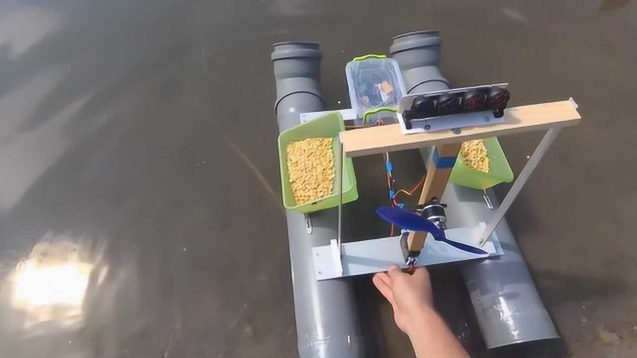 民间高手pvc水管自制钓鱼打窝船