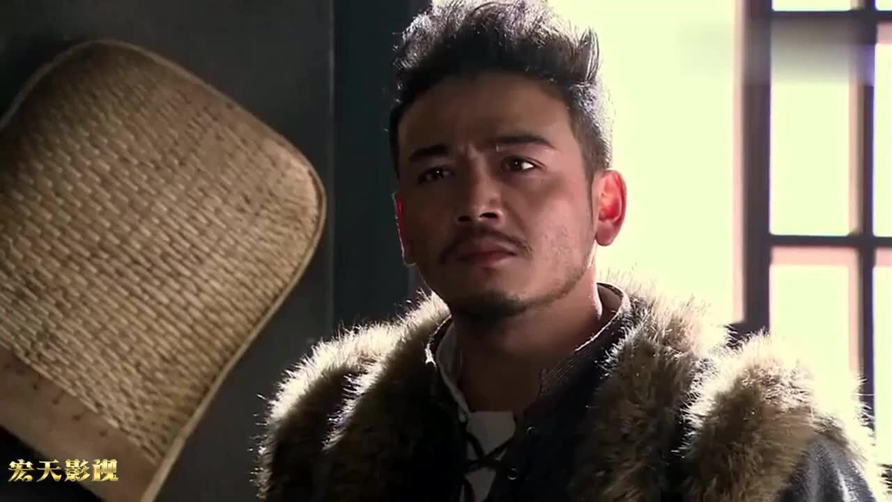 一听要请家法余定邦赶紧抓葛大妮为人质还向自己亲爹开枪