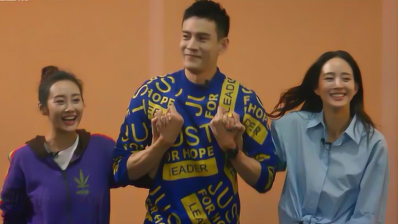 经超同时牵起李纯张钧甯进场张小斐再见到孙茜表情瞬间尴尬