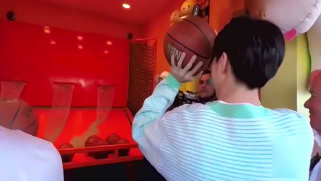 蔡徐坤不愧是篮球校队的,抱着小黄人也太可爱了吧!