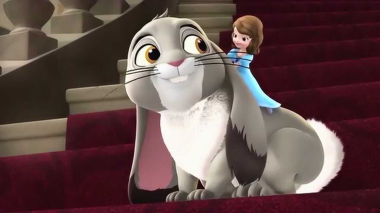 小公主苏菲亚:苏菲亚变小了,骑在了幸运草的身上,太好玩了!