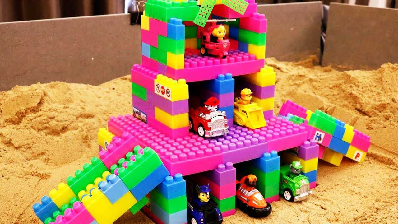 用乐高积木玩具给汪汪队搭建1个超大的停车库