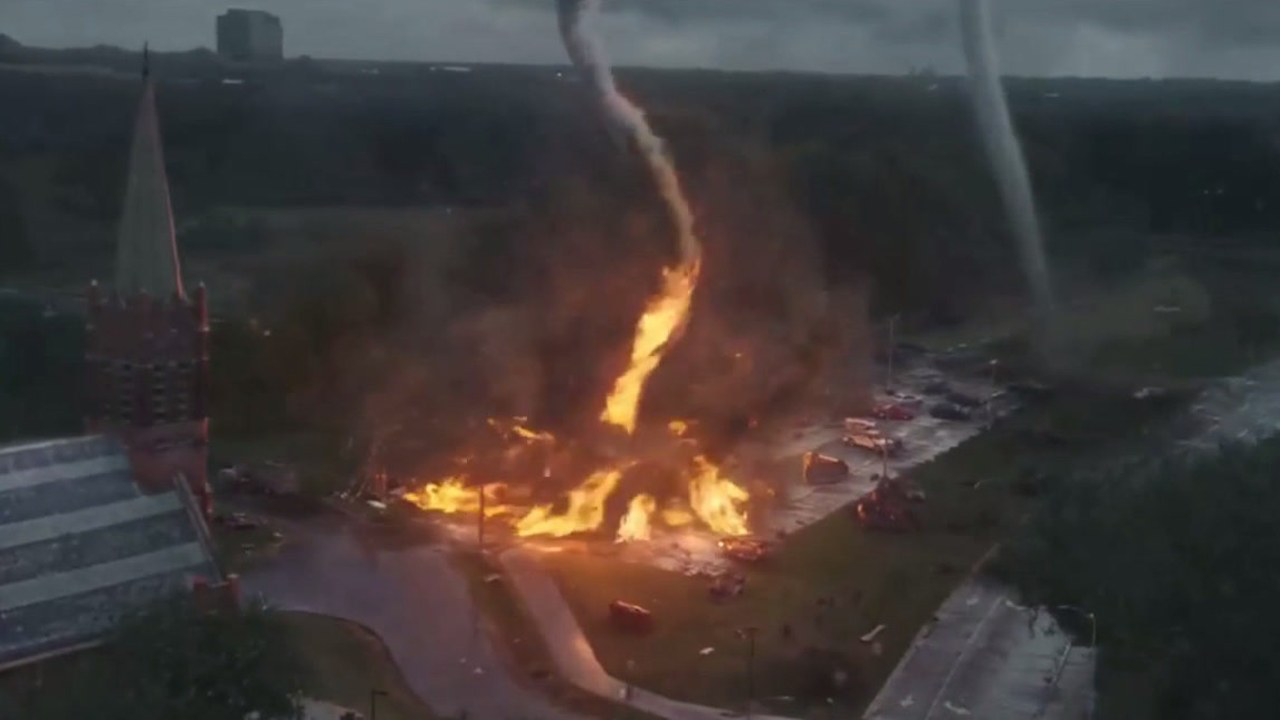 美国监测团队，挑战百年不遇的火龙卷风，竟然奇迹的存活了下来