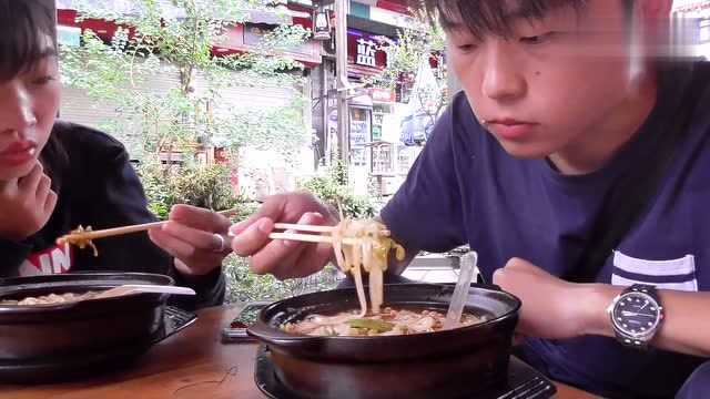 穷游中国的小情侣,在恩施吃到当地特色的腊肉砂锅豆皮,太香了!