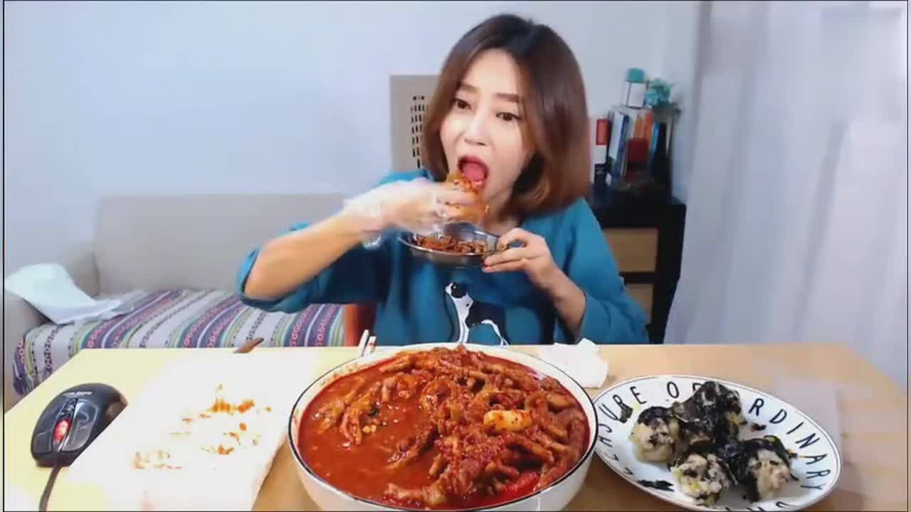 吃播大胃王韩国美女欧尼吃播泡菜炖鸡爪寿司吃得好香