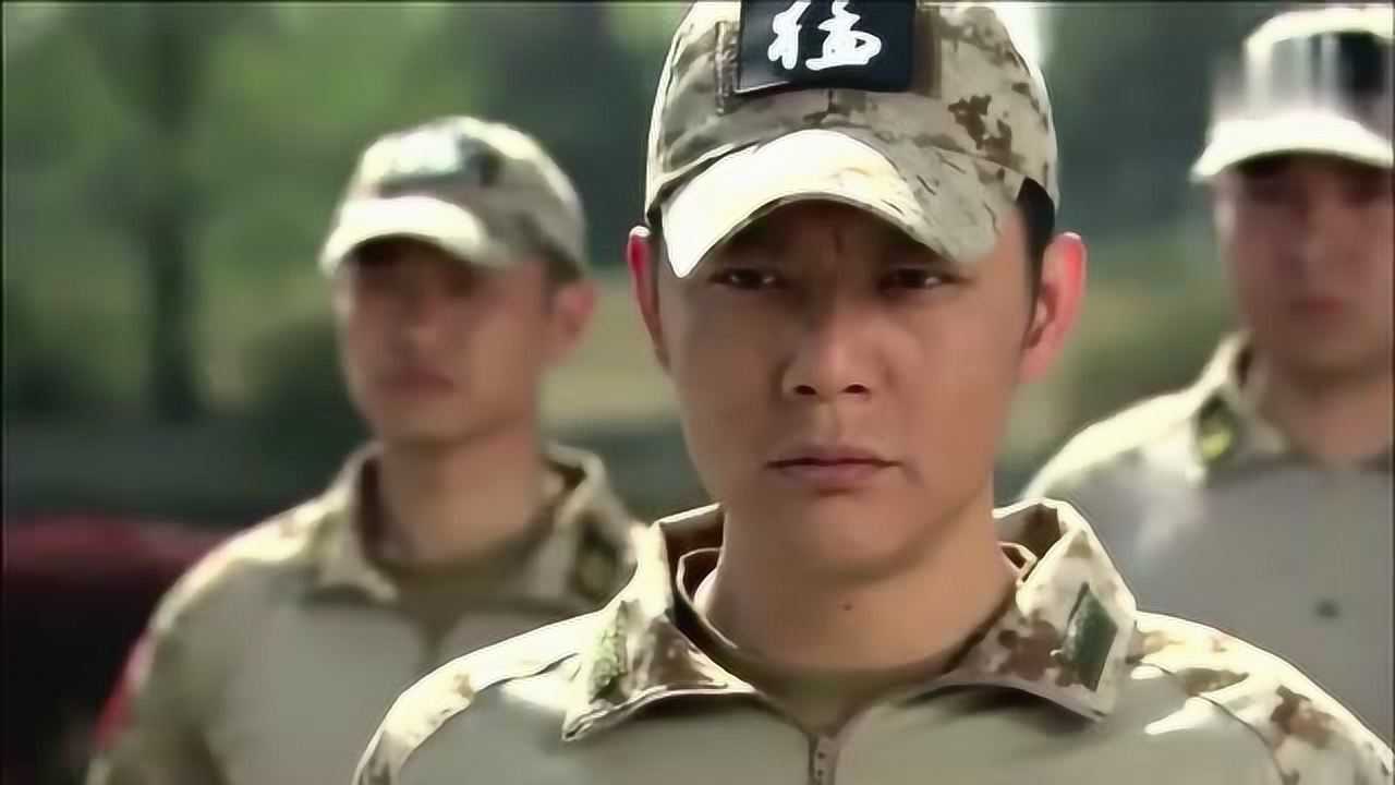天狼重新回归特种部队特种兵老大亲自给天狼戴上军衔